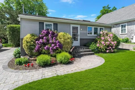 33 Willow Street Aquebogue NY 11931