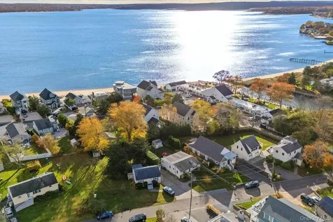 33 Willow Street Aquebogue NY 11931