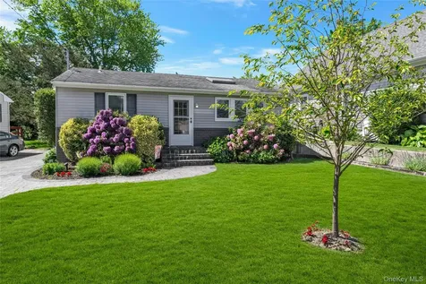 33 Willow Street Aquebogue NY 11931