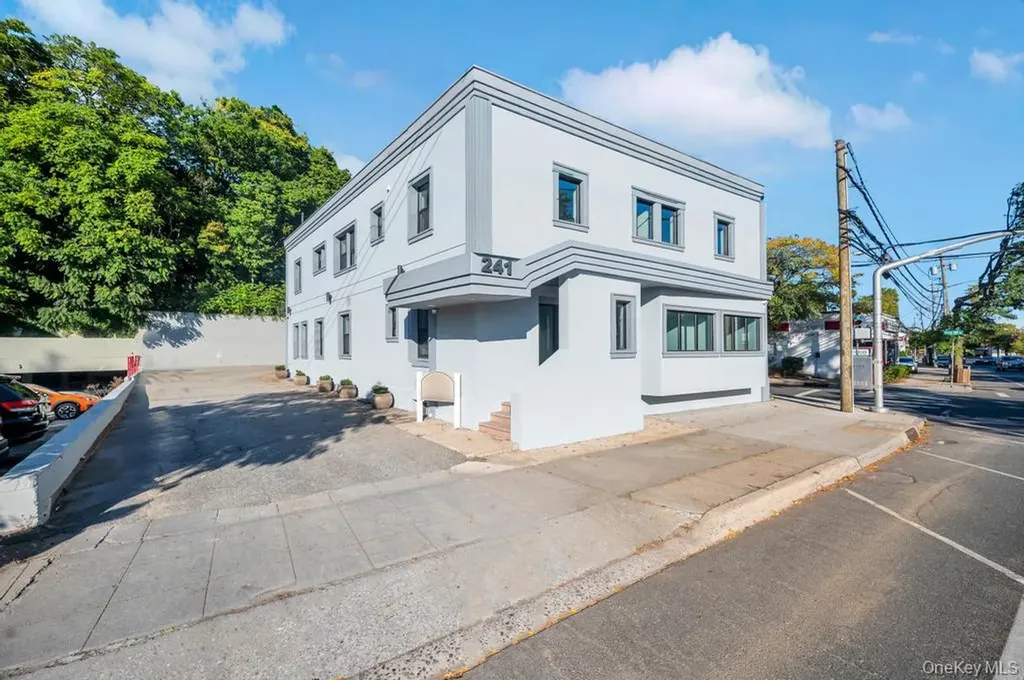 241 E Shore Road Great Neck NY 11023