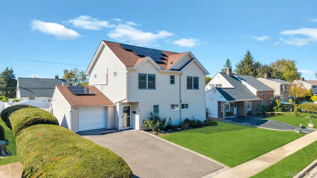 20 Bridge Lane Hicksville NY 11801