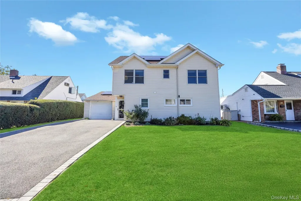 20 Bridge Lane Hicksville NY 11801