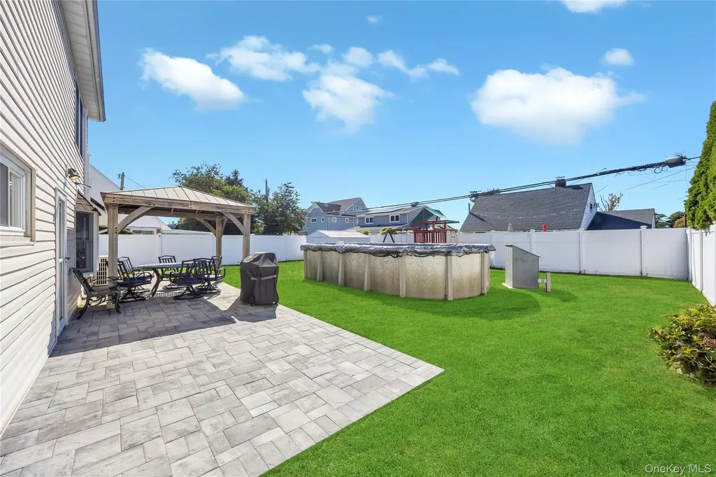 20 Bridge Lane Hicksville NY 11801