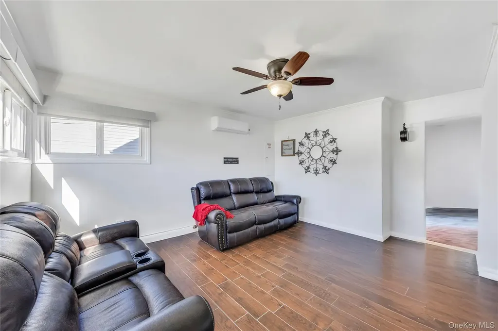 20 Bridge Lane Hicksville NY 11801