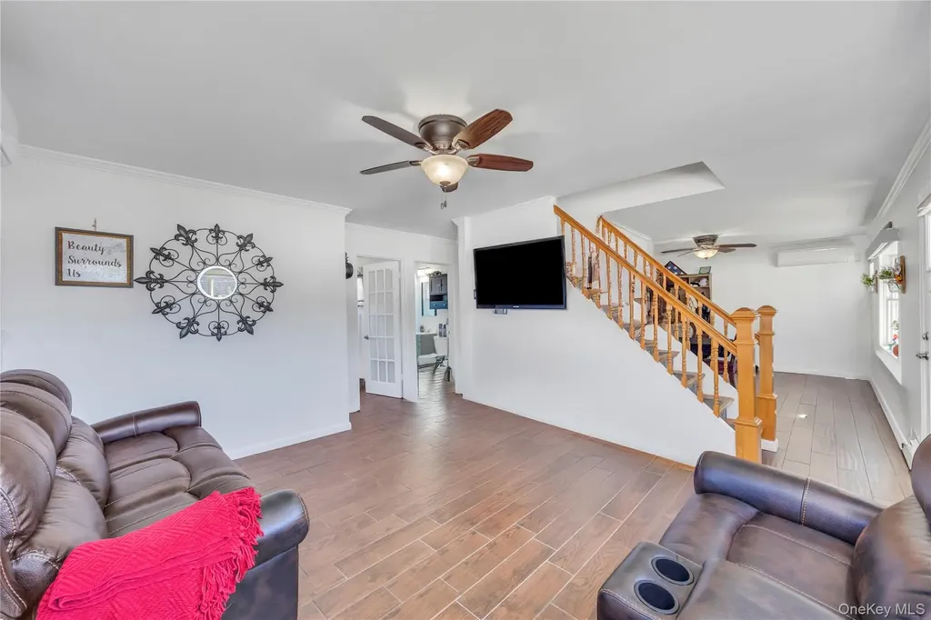 20 Bridge Lane Hicksville NY 11801