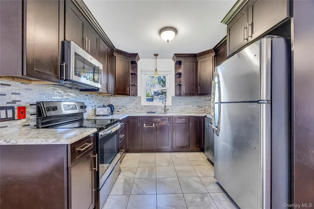 20 Bridge Lane Hicksville NY 11801