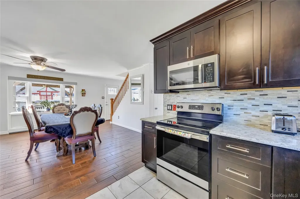 20 Bridge Lane Hicksville NY 11801