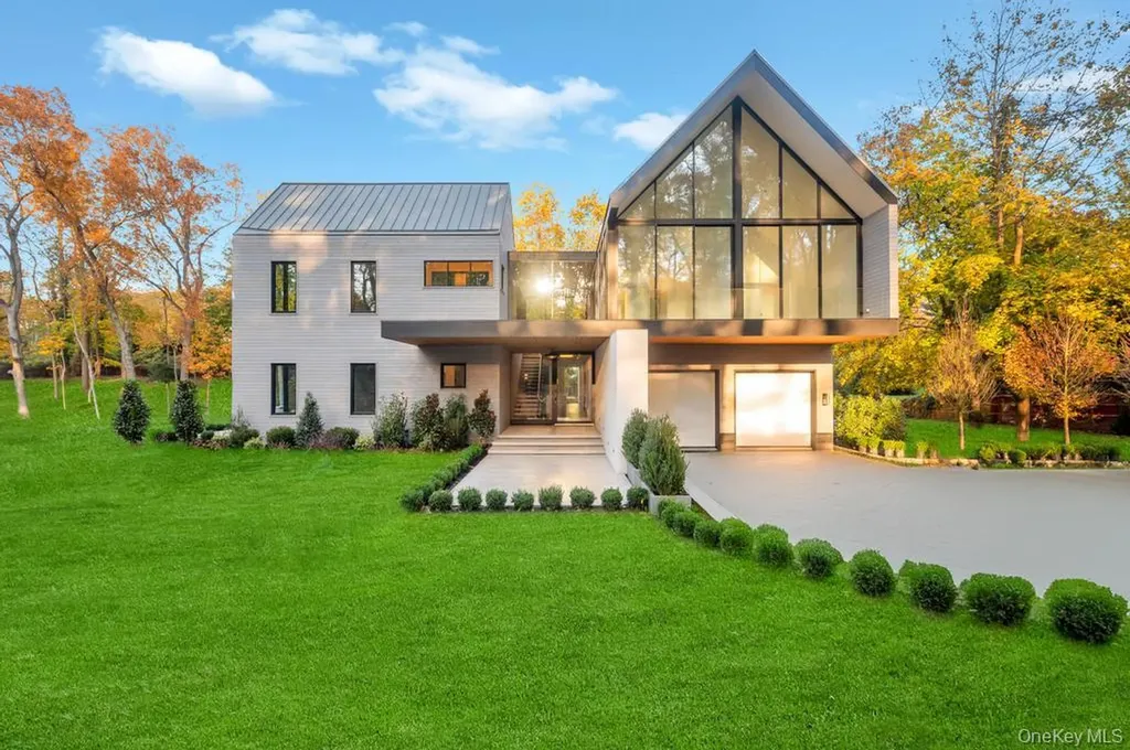 28 Watch Way Lloyd Harbor NY 11743