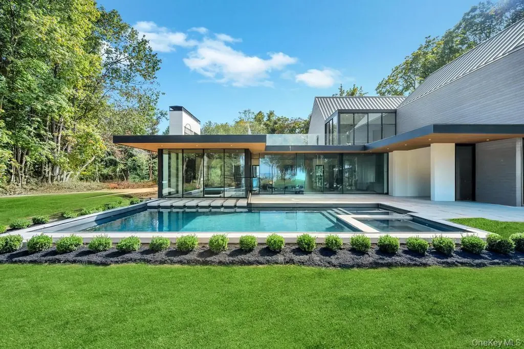 28 Watch Way Lloyd Harbor NY 11743