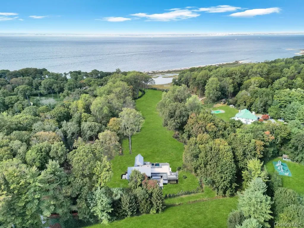 28 Watch Way Lloyd Harbor NY 11743