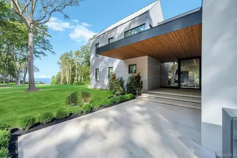 28 Watch Way Lloyd Harbor NY 11743