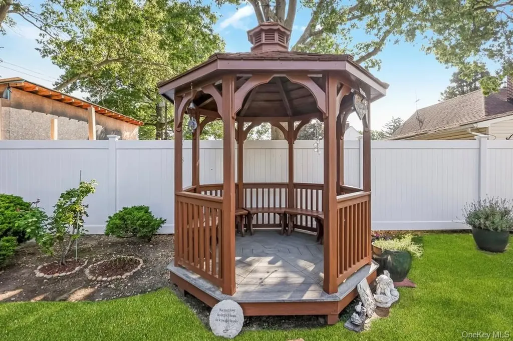 19 Wayside Lane Wantagh NY 11793