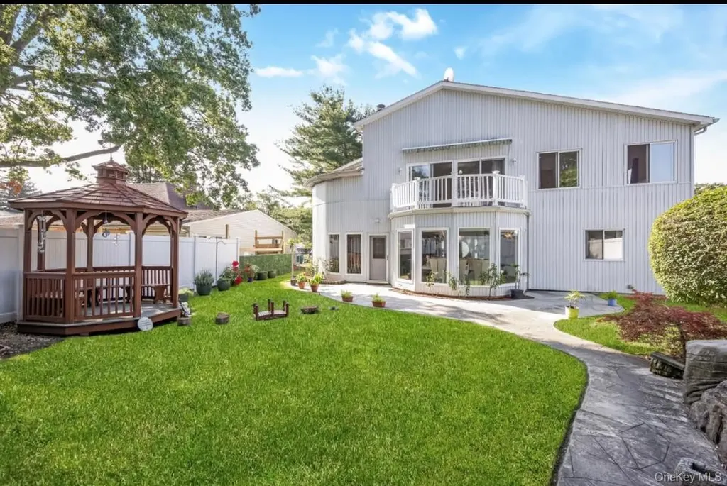 19 Wayside Lane Wantagh NY 11793