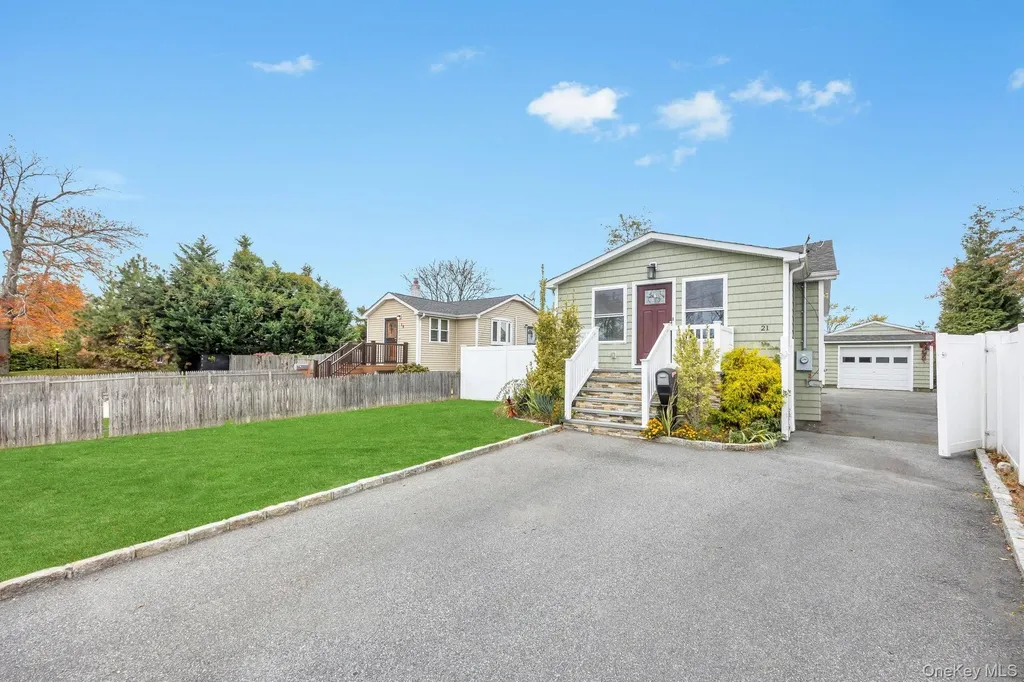 21 Ireland Place Copiague NY 11726