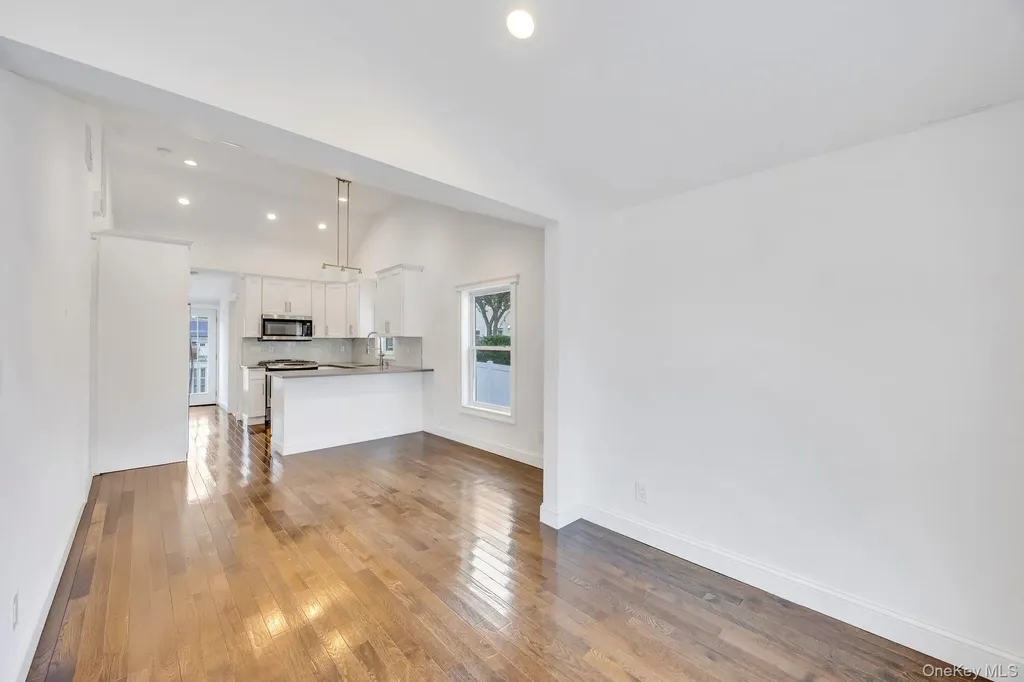 21 Ireland Place Copiague NY 11726
