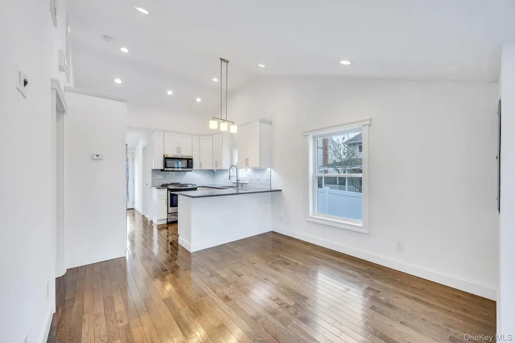 21 Ireland Place Copiague NY 11726