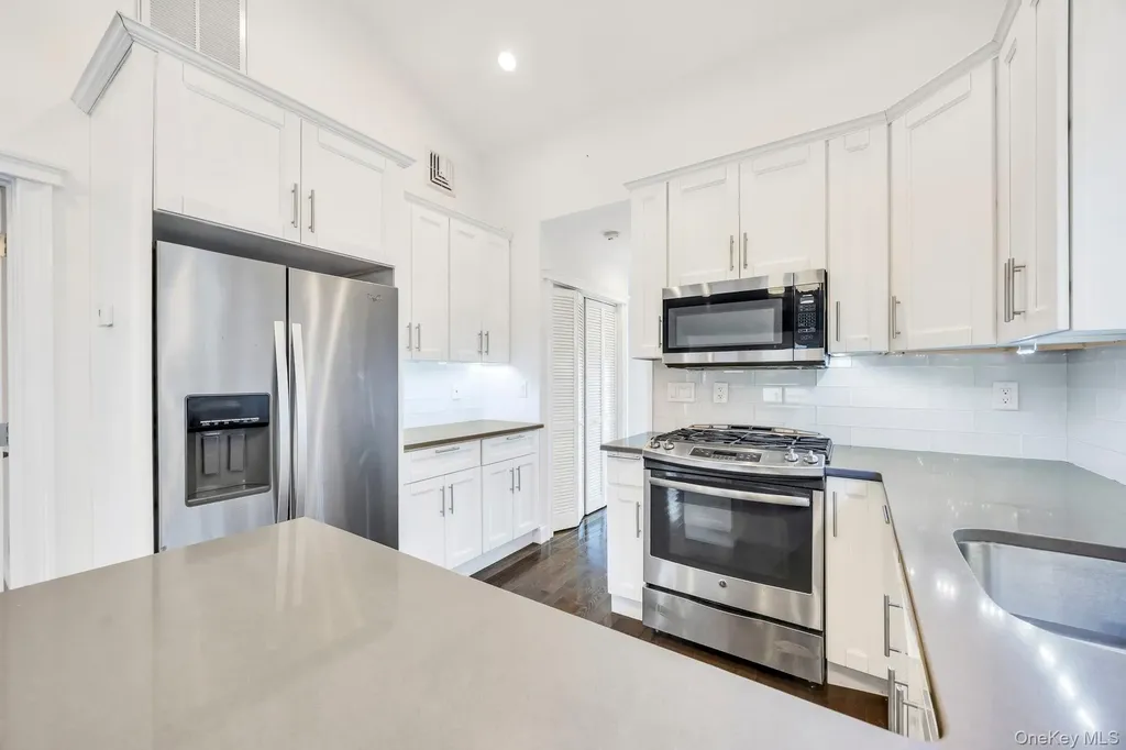 21 Ireland Place Copiague NY 11726