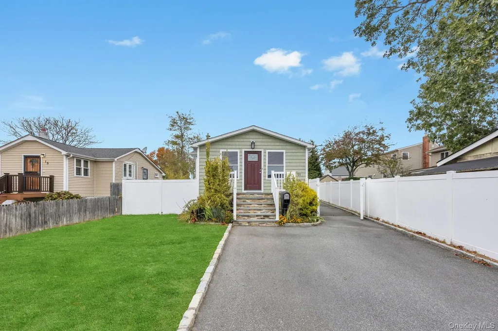 21 Ireland Place Copiague NY 11726