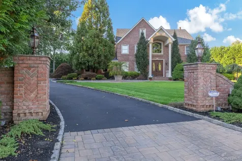 42 Old Neck Court Manorville NY 11949