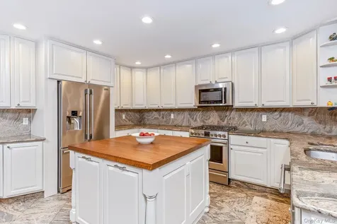 42 Old Neck Court Manorville NY 11949