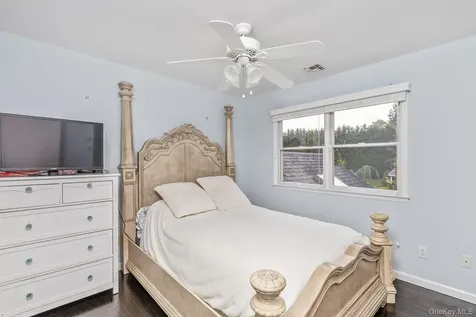 42 Old Neck Court Manorville NY 11949