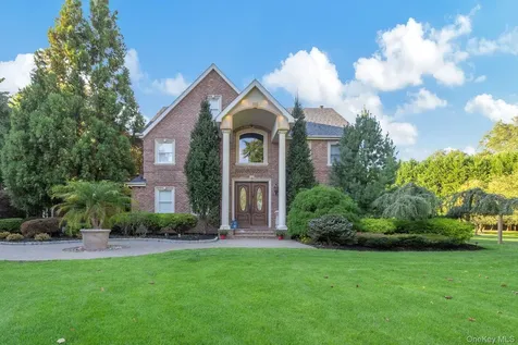 42 Old Neck Court Manorville NY 11949