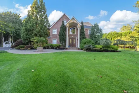 42 Old Neck Court Manorville NY 11949