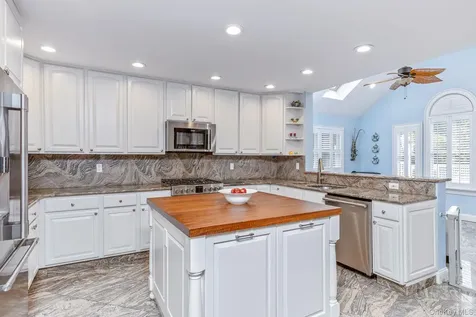 42 Old Neck Court Manorville NY 11949