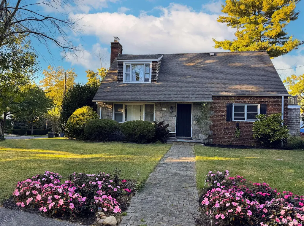 301 Park Lane Douglaston NY 11363