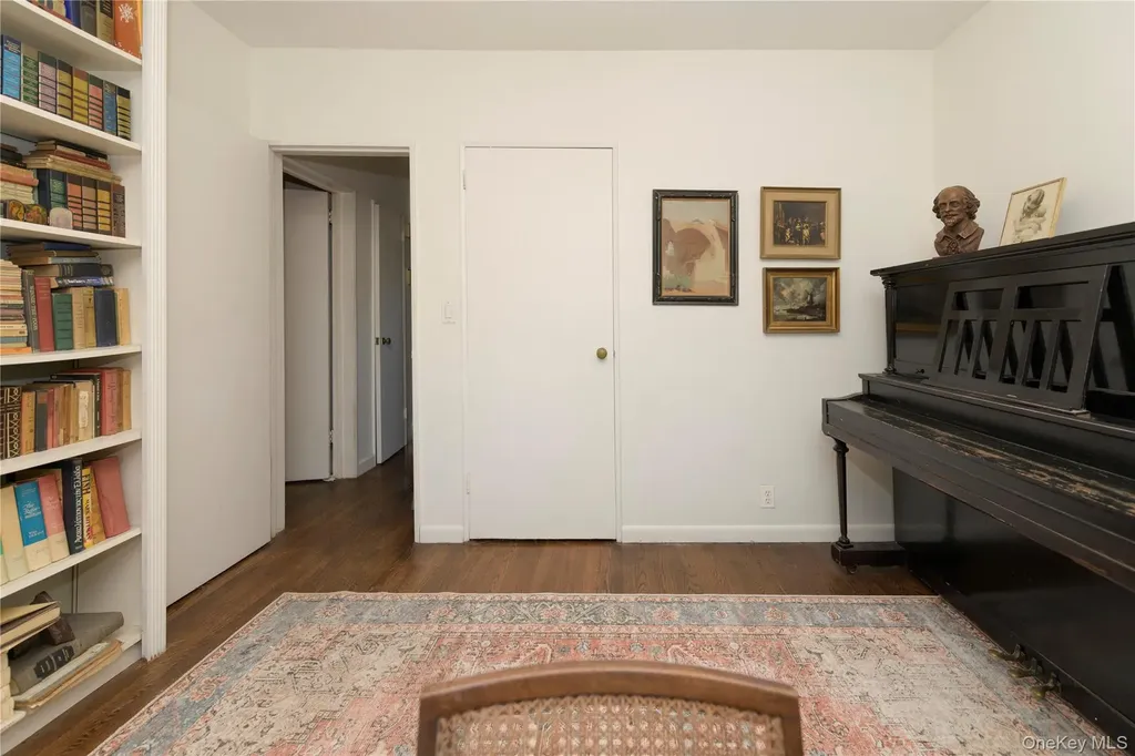 301 Park Lane Douglaston NY 11363