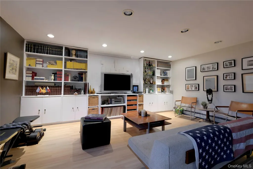 301 Park Lane Douglaston NY 11363