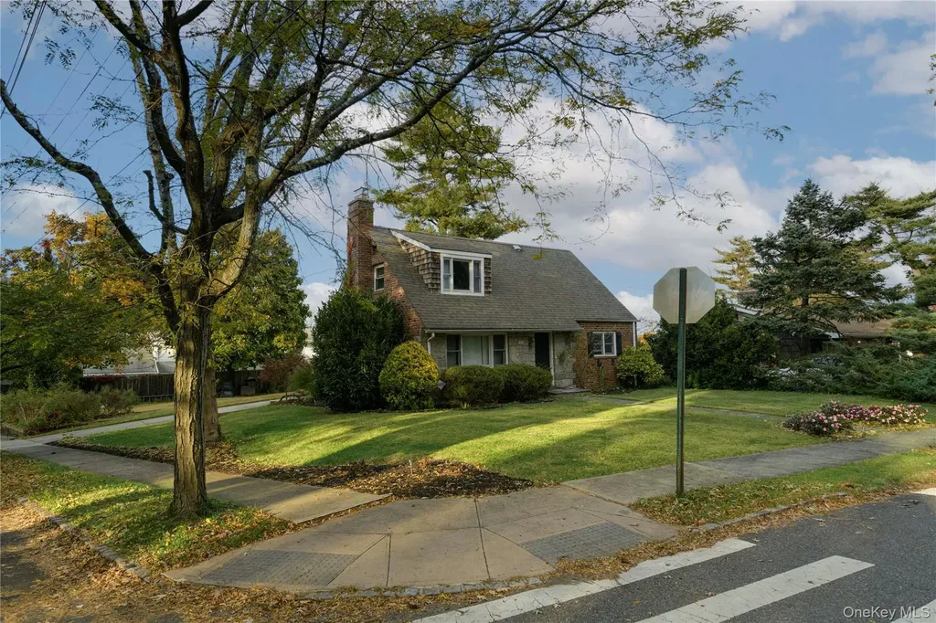 301 Park Lane Douglaston NY 11363