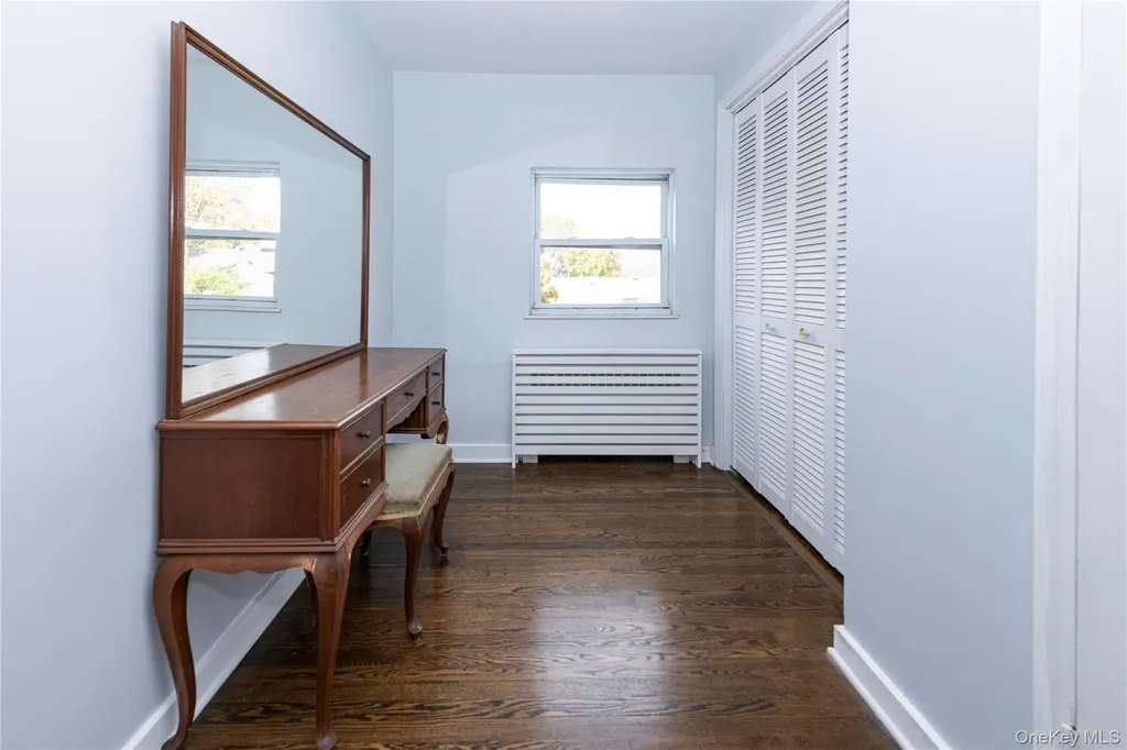 301 Park Lane Douglaston NY 11363