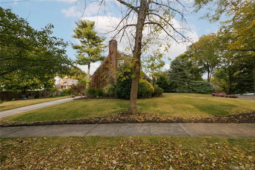 301 Park Lane Douglaston NY 11363