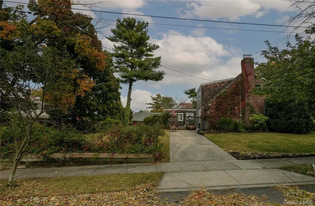 301 Park Lane Douglaston NY 11363