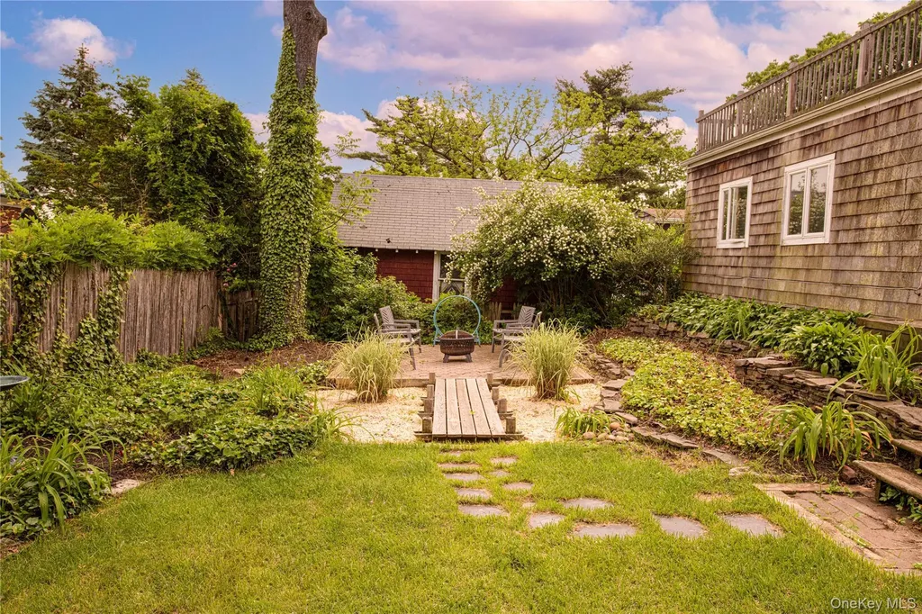 301 Park Lane Douglaston NY 11363