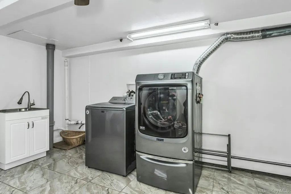 944 Plum Tree Road W Westbury NY 11590