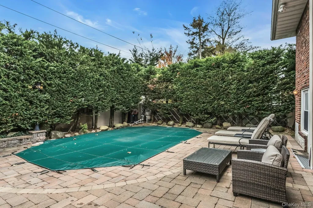 944 Plum Tree Road W Westbury NY 11590