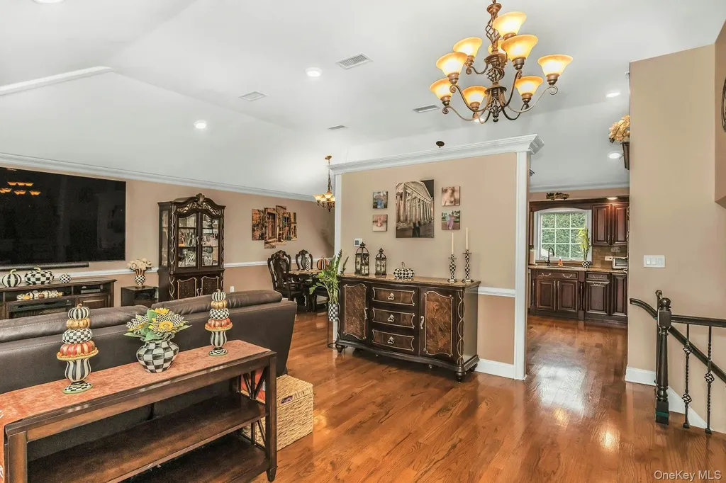 944 Plum Tree Road W Westbury NY 11590