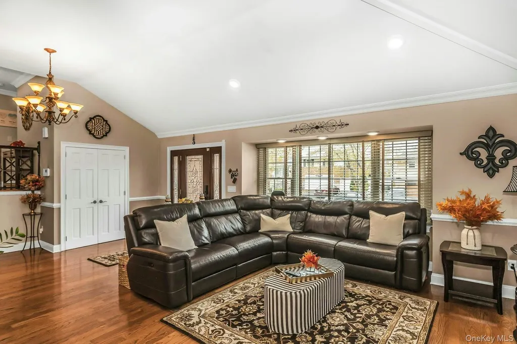 944 Plum Tree Road W Westbury NY 11590