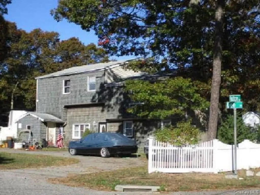 3 Lee Place Mastic NY 11950