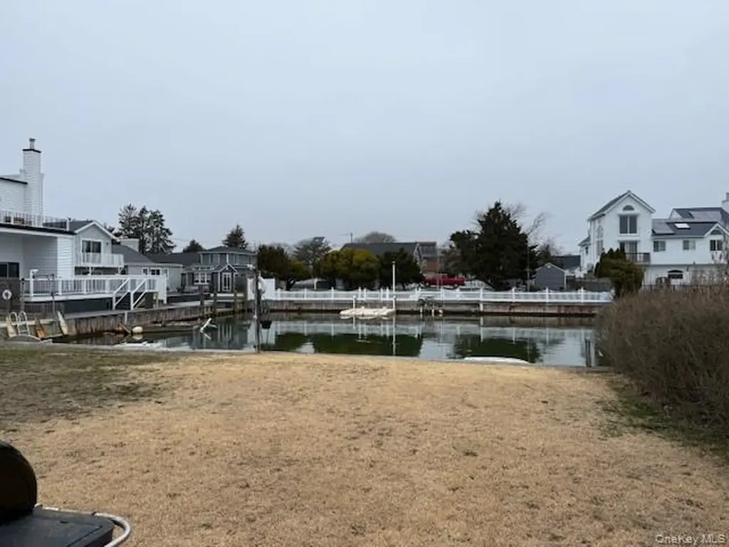 7 Fairlawn Court Shirley NY 11967