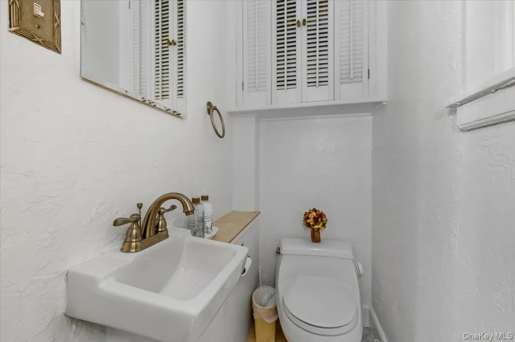 1053 Quentin Place Woodmere NY 11598