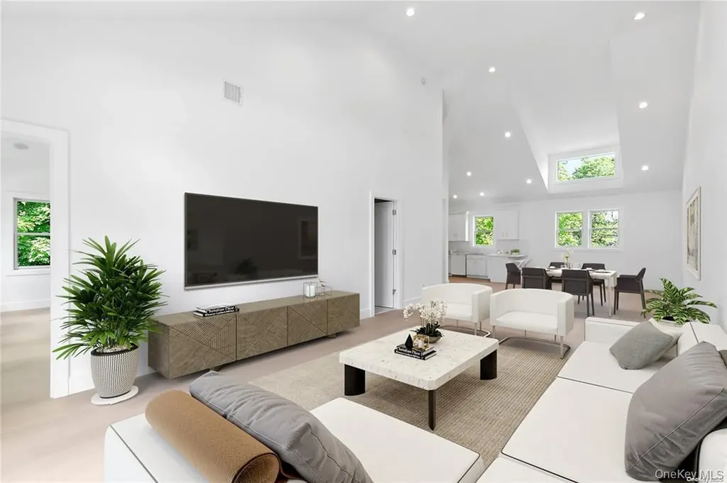 21 Montauk Highway Westhampton NY 11977