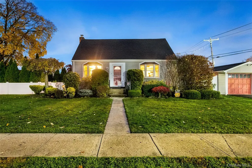 186 Robin Place Levittown NY 11756