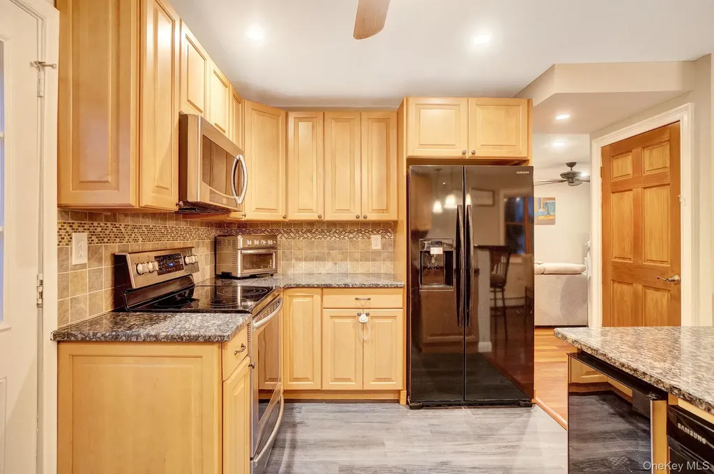 186 Robin Place Levittown NY 11756