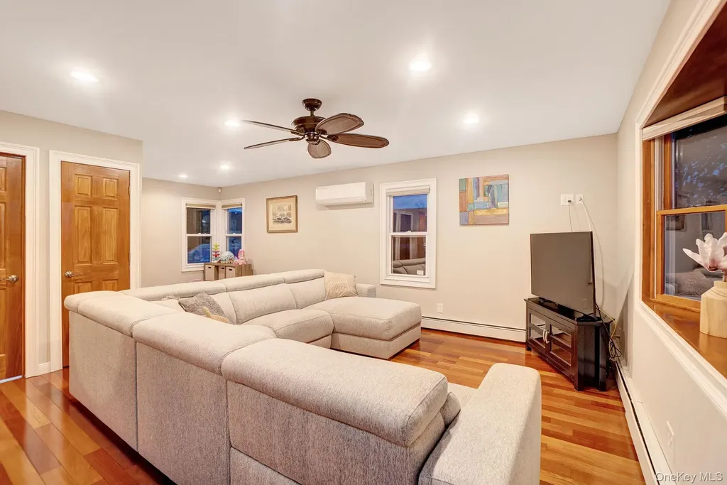 186 Robin Place Levittown NY 11756