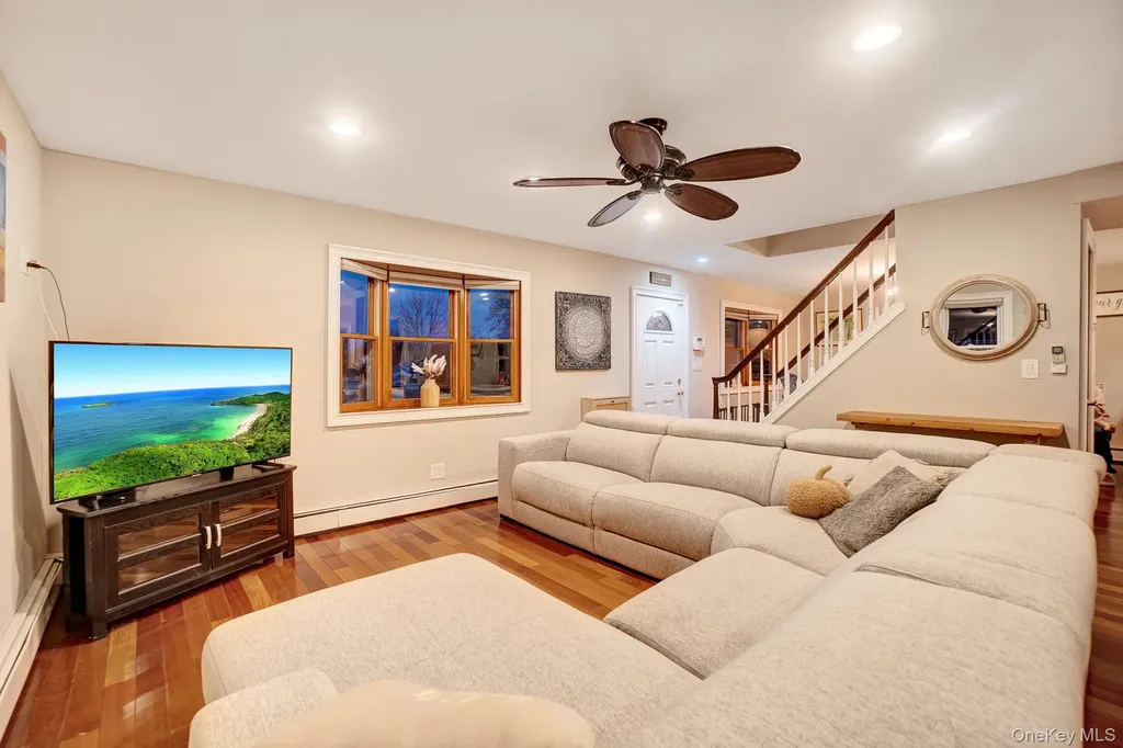 186 Robin Place Levittown NY 11756