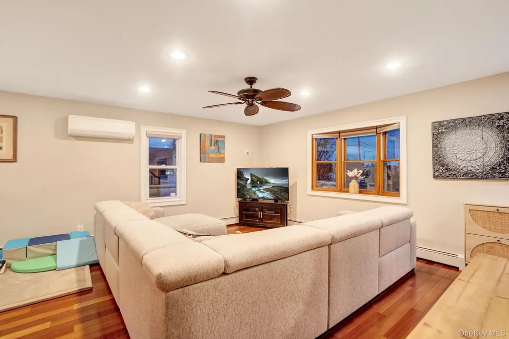 186 Robin Place Levittown NY 11756