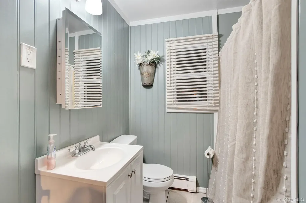186 Robin Place Levittown NY 11756